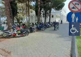 Υπάρχουν αρκετές νόμιμες θέσεις στάθμευσης μοτοσικλετών στην Κομοτηνή;
