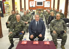 Το βιβλίο του δώρισε  σε στρατιωτικούς  ο Ευρ. Στυλιανίδης
