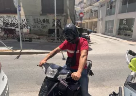 Δουλειά κάτω  από τον καυτό ήλιο:  Οι εργαζόμενοι  του καλοκαιριού