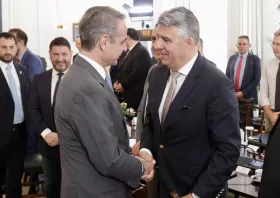 «Η ανάπτυξη πρέπει  να είναι και δίκαιη  και παντού» το μήνυμα Τοψίδη στη συνάντηση περιφερειαρχών - πρωθυπουργού