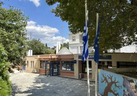 Υψώθηκε ξανά η ελληνική σημαία στην πλατεία Ειρήνης
