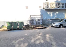 Αναγνώστης διαμαρτύρεται για βρώμικα πεζοδρόμια στην Κομοτηνή