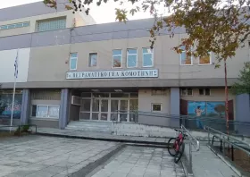 Τάμπλετ στο 3ο Πειραματικό Λύκειο Κομοτηνής δώρισε ο Χρήστος Ταπατζάς