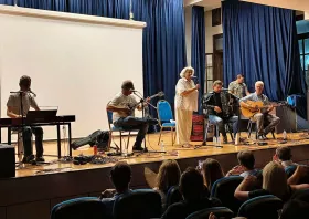 Με ρεμπέτικα και λαϊκά τραγούδια μάγεψε την Μαρώνεια η Μαριώ