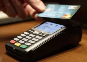 ΑΑΔΕ – Επιχείρηση «Θέρος»: Πάνω από 30% η παραβατικότητα σε επιχειρήσεις για αποδείξεις και POS