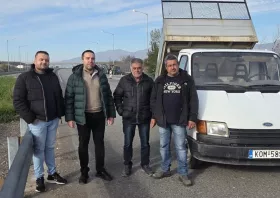 Καυσόξυλα στο μπλόκο των αγροτών έδωσε ο Δήμος Αρριανών