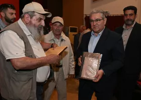 Ιστορικά ντοκουμέντα δώρισε στον Δ. Κουτσούμπα ο Άκης Παπαναστασίου