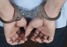 Χειροπέδες σε ημεδαπό χωρίς δίπλωμα και με ξένες πινακίδες στο ΙΧ