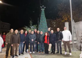 Το Θρυλόριο φόρεσε τα γιορτινά του – Άναψε το Χριστουγεννιάτικο δέντρο του χωριού