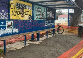 Μπαλώθηκε η στάση λεωφορείων στην Παλιά Νομική