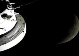 Οι αστροναύτες της NASA είδαν την αθέατη πλευρά του φεγγαριού – Επανασύνδεση του Orion με τη Γη μετά από 40 λεπτά σιγής