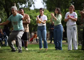 Capoeira στο πάρκο: Ρυθμός, κίνηση, ελευθερία!