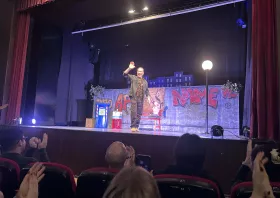 Καταχειροκροτήθηκε το Caveman στην Κομοτηνή με τον Σωτήρη Καλυβάτση