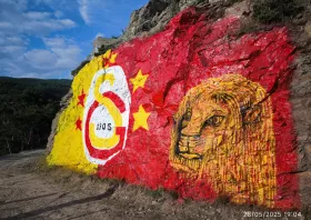 Βράχο στα χρώματα της Γαλατασαράι έβαψε ο δήμαρχος Αρριανών Ερδέμ Χουσεϊν