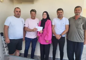 Συμβολικό δώρο από τη ΔΕΜΠ στη μαθήτρια Αϊσεγκιούλ Παδαρλή