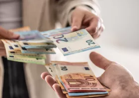 Δώρο Πάσχα: Πως υπολογίζεται στους εργαζόμενους του ιδιωτικού τομέα και μέχρι πότε καταβάλεται