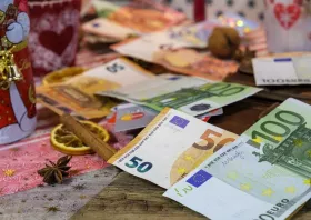 Δώρο Χριστουγέννων: Πότε ξεκινά η πληρωμή του – Ποια είναι η τελευταία μέρα καταβολής