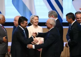 Ε.Ε.: Το Ευρωκοινοβούλιο «παγώνει» τη συμφωνία Mercosur