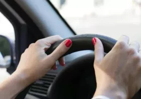 Χειροπέδες σε μεθυσμένη οδηγό στη Δράμα