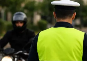 Χειροπέδες σε μεθυσμένο οδηγό που ενεπλάκη σε τροχαίο