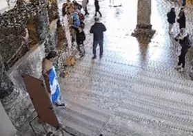 Τουρκία: Συνελήφθησαν δύο Έλληνες που άνοιξαν ελληνική σημαία μέσα στην Αγία Σοφία – ΒΙΝΤΕΟ
