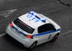 Αλλοδαπός τράκαρε σε μάντρα και συνελήφθη