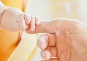 Επίδομα παιδιού: Πότε πληρώνεται η δεύτερη δόση – Tι ισχύει για όσους δεν έχουν προπληρωμένη κάρτα