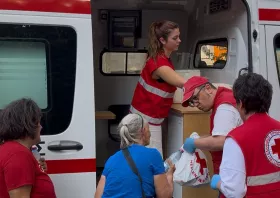Ελληνικός Ερυθρός Σταυρός: 10 απλές συμβουλές για προστασία από τον καύσωνα