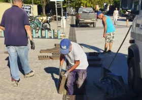 Καθαρίστηκαν τα φρεάτια στην πλατεία Ειρήνης