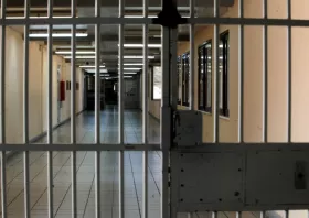 Έφοδος της ΕΛ.ΑΣ. στις φυλακές Κομοτηνής – «Άνοιξαν» κελιά και θαλάμους κρατουμένων