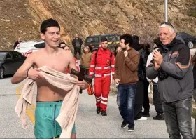Ποταμός Κομψάτος: Ο μικρός Νικόλας Γεμενετζής μοναδικός τολμηρός που βούτηξε