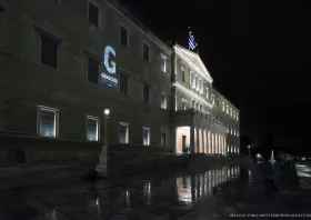 Φωταγωγήθηκε η Βουλή τιμώντας τα θύματα της Γενοκτονίας των Ποντίων