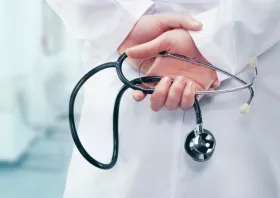 Ροδόπη: Προσποιούταν τον ιατρό, έκλεψε 21.000 ευρώ από δύο ηλικιωμένες