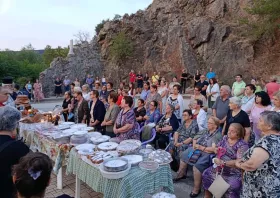 Γέμισαν φανουρόπιτες εκκλησίες σε χωριά και πόλη