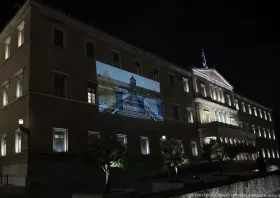Φωταγωγήθηκε η Βουλή των Ελλήνων στη Μνήμη του Ολοκαυτώματος