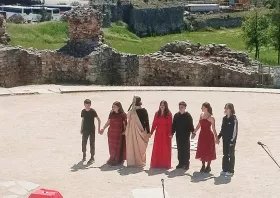 Το Καλλιτεχνικό Σχολείο Νέου Σιδηροχωρίου ερμήνευσε στο αρχαίο θέατρο Φιλίππων – ΕΙΚΟΝΕΣ