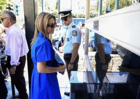 Η Μ. Καρυστιανού κατέθεσε 1,3 εκατ. υπογραφές για την κατάργηση της ασυλίας πολιτικών – «Να σταματήσει η ατιμωρησία»