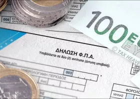 Κομισιόν: Καλεί την Ελλάδα να ευθυγραμμιστεί με την οδηγία για τον ΦΠΑ