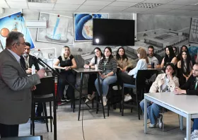 Συζήτηση του Δ. Κουτσούμπα με τους εργαζόμενους στη φαρμακοβιομηχανία «Pharmathen»