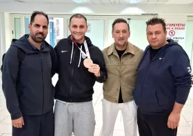 Πανηγυρική υποδοχή του χάλκινου Μιχαλεντζάκη στο αεροδρόμιο Αλεξανδρούπολης