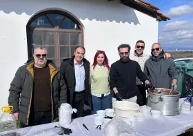 Νέα Πέτρα: Μία «χούφτα» κάτοικοι καθιέρωσαν μία μεγάλη γιορτή για την Καθαρά Δευτέρα – ΒΙΝΤΕΟ
