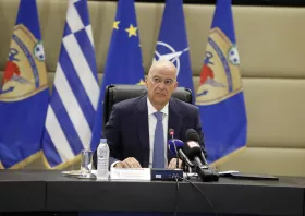 Ανακοινώσεις Δένδια για Ένοπλες Δυνάμεις: Θητεία μόνο στον Στρατό Ξηράς, αυξάνεται ο «μισθός» των φαντάρων