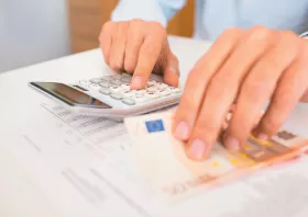 Μειώθηκε η συνολική φορολογική επιβάρυνση των μισθών στην Ελλάδα το 2025