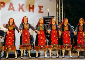 Τηρήθηκε και φέτος η χορευτική παράδοση των Ελευθερίων Θράκης – ΕΙΚΟΝΕΣ / ΒΙΝΤΕΟ