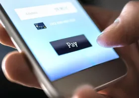 Συναλλαγές e-banking: Αποζημίωση στα θύματα ηλεκτρονικής απάτης θα δίνουν οι τράπεζες