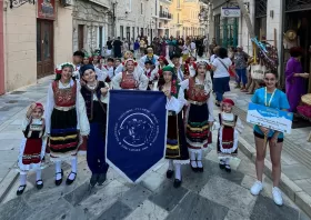 Στη Σύρο οι μικροί χορευτές του Πολιτιστικού Συλλόγου Θρακών Κομοτηνής