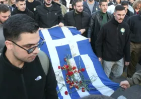 Αθήνα: Πλήθος κόσμου τιμά την 52η επέτειο της εξέγερσης του Πολυτεχνείου
