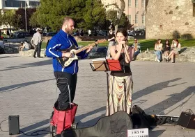 Viral Κομοτηναίος μουσικός – Δέχθηκε πρόστιμο για μουσική στο δρόμο… μπροστά από τον Λευκό Πύργο