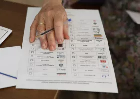 Πώς θα ψηφίσουν οι Έλληνες του εξωτερικού μετά τα 201 υπέρ για την επιστολική ψήφο, τι θα ισχύσει για την τριεδρική εκλογική περιφέρεια
