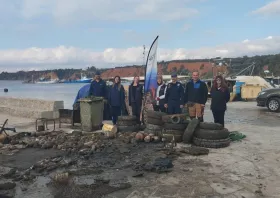 (Φωτογραφίες) Καθαρίστηκε από δεκάδες σκουπίδια το λιμάνι Αγίου Χαραλάμπους